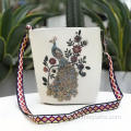 Bolsa crossbody tingida com fio artesanal estilo Bohemia usada para mulheres
